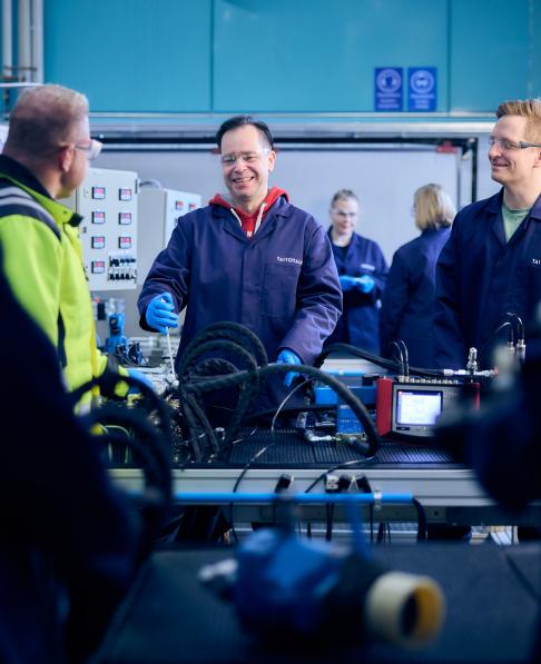 Oppilaita tekemässä harjoituksia hydrauliikkatyötilassa.