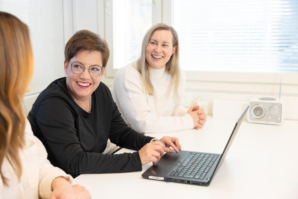 Niina ja Leena pitävät Annukkaan yhteyttä muun muassa puhelimitse