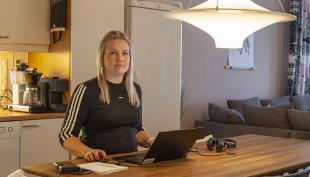Sanna-Mari Laitinen etätöissä kotonaan