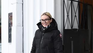 Kuvassa Jaana Mäntymaa Alltimen toimiston ulko-ovella