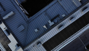 Ilmakuva Asunto Oy Pursimiehenkatu 21 katolta. Kuvassa näkyy katolla olevat aurinkopaneelit.