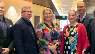 Vasemmalta oikealle Taitotalon oppilaitosjohtaja Jarkko Paananen, asiakkuuspäällikkö Markku Rekinen, Jaana Junell, Head of Learning, Development ja Talent, ja Elli Velling Manager, Learning and Development, Kari Kaihonen koulutus Johtaja ja Nuutti Manninen asiakkuusjohtaja.