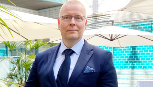 Jarkko Paananen tummassa puvussa.