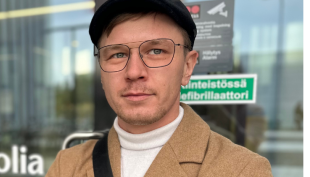 Christian Stenman seisoo Metropolian ovien edessä.